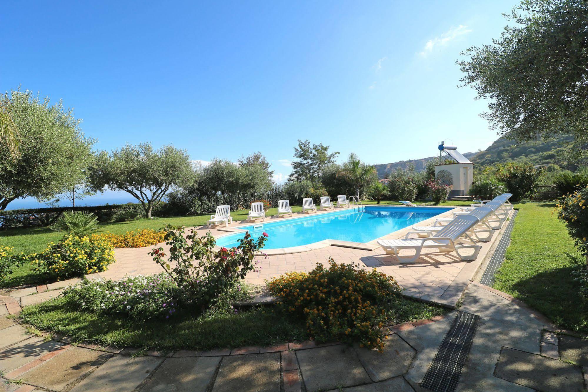 Villa Garden Drapia Luaran gambar